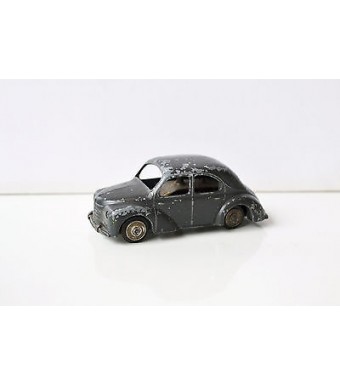 ANCIENNE VOITURE EN METAL (8x3cm)