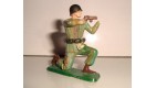 FIGURINE STARLUX - SOLDAT MILITAIRE  ACCROUPIS ABIME (4x4cm)
