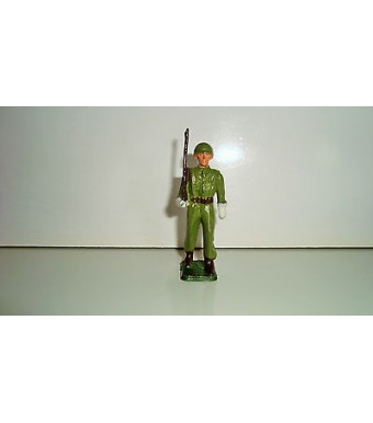FIGURINE FIGUR STARLUX - SOLDAT MILITAIRE AVEC FUSIL SUR EPAULE