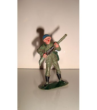 ANCIENNE FIGURINE EN PLASTIQUE  ANNEE 70-80 SOLDAT MILITAIRE AVEC FUSIL (6x4cm)