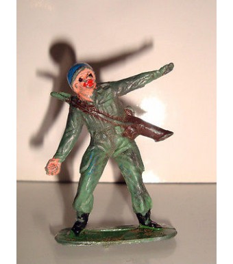 ANCIENNE FIGURINE EN PLASTIQUE  ANNEE 70-80 SOLDAT MILITAIRE LANCEUR DE GRENADE 