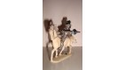 FIGURINE EN PLASTIQUE ANNEE 70-80 - SOLDAT AVEC DESTRIER ARMURE MOYEN AGE (7x8cm