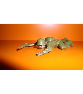 FIGURINE EN PLASTIQUE ANNEE 70-80 SOLDAT MILITAIRE QUI RAMPE (8x4cm)