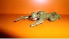 FIGURINE EN PLASTIQUE ANNEE 70-80 SOLDAT MILITAIRE QUI RAMPE (8x4cm)