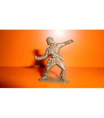 FIGURINE EN PLASTIQUE MONOCHROME ANNEE 70-80 SOLDAT MILITAIRE LANCE GRENADE 3cm