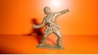 FIGURINE EN PLASTIQUE MONOCHROME ANNEE 70-80 SOLDAT MILITAIRE LANCE GRENADE 3cm