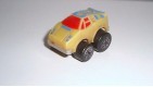 ANCIENNE PETITE VOITURE PLASTIQUE JAUNE (3,5x3cm)
