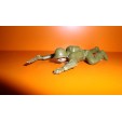FIGURINE EN PLASTIQUE ANNEE 70-80 SOLDAT MILITAIRE QUI RAMPE (8x4cm)